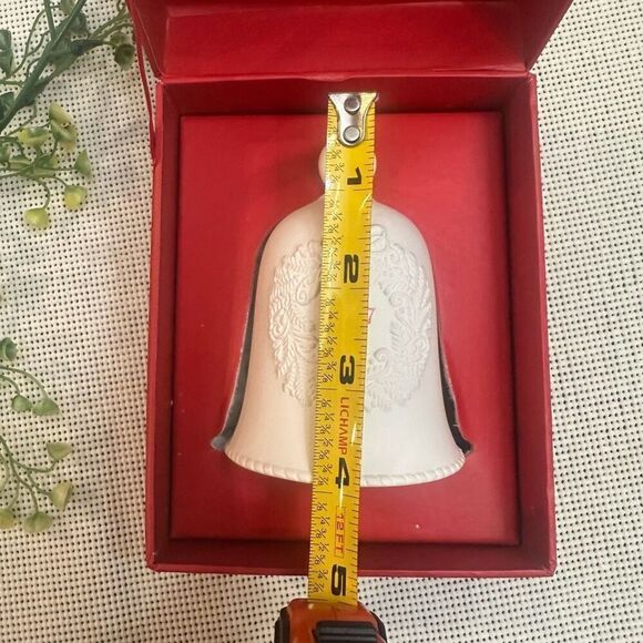 Hallmark Porcelain Dated Bell 2007 Collector’s Ornament Wreath Christmas NEW - Picture 7 of 9